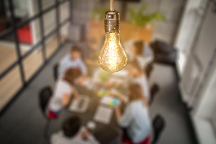 Personnes travaillant autour d'une table