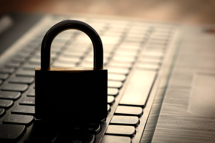 Un cadenas sur un clavier d'ordinateur